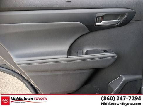 Used 2025 Toyota Highlander XLE AWD/4WD image 28