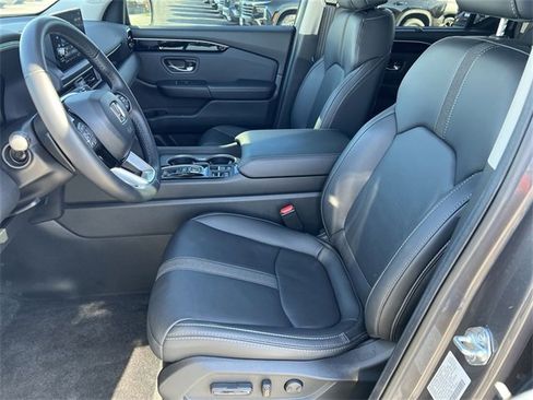 Used 2025 Honda Pilot Touring image 13
