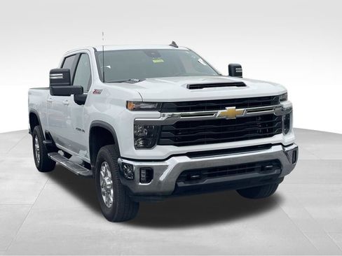 Used 2024 Chevrolet Silverado 2500 LT AWD/4WD image 3
