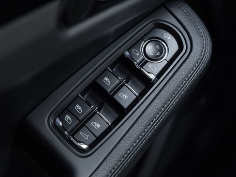 Certified 2026 Porsche Macan AWD/4WD image 19