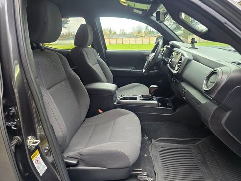 Used 2017 Toyota Tacoma SR5 image 19