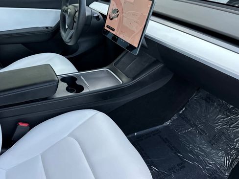 Used 2021 Tesla Model Y Long Range image 17