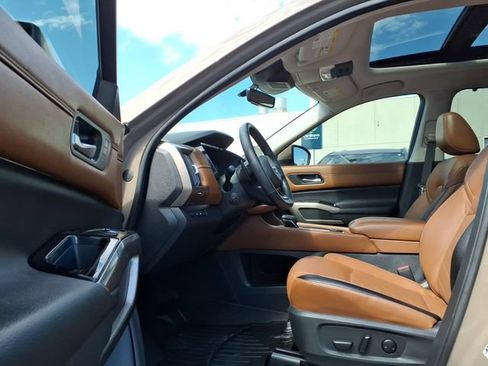 Used 2023 Nissan Pathfinder Platinum w/ Cargo Package AWD/4WD image 17