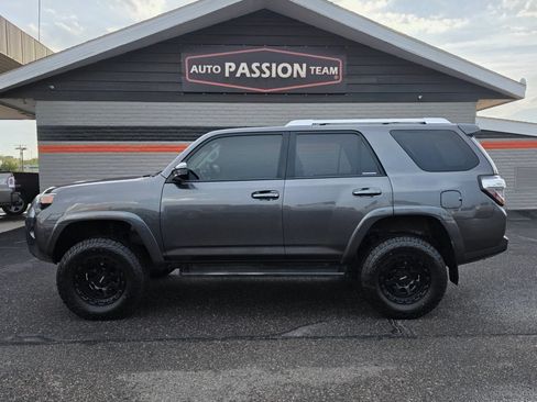 Used 2018 Toyota 4Runner SR5 AWD/4WD image 2