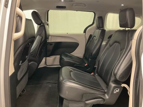 Used 2023 Chrysler Pacifica Touring-L image 34