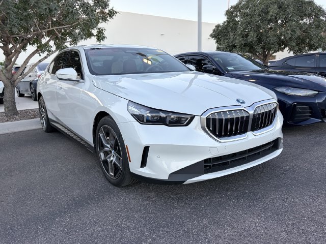 Used 2024 BMW i5 eDrive40i w/ Premium Package RWD image 3