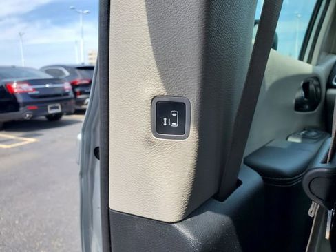 Used 2023 Chrysler Pacifica Touring-L FWD image 28