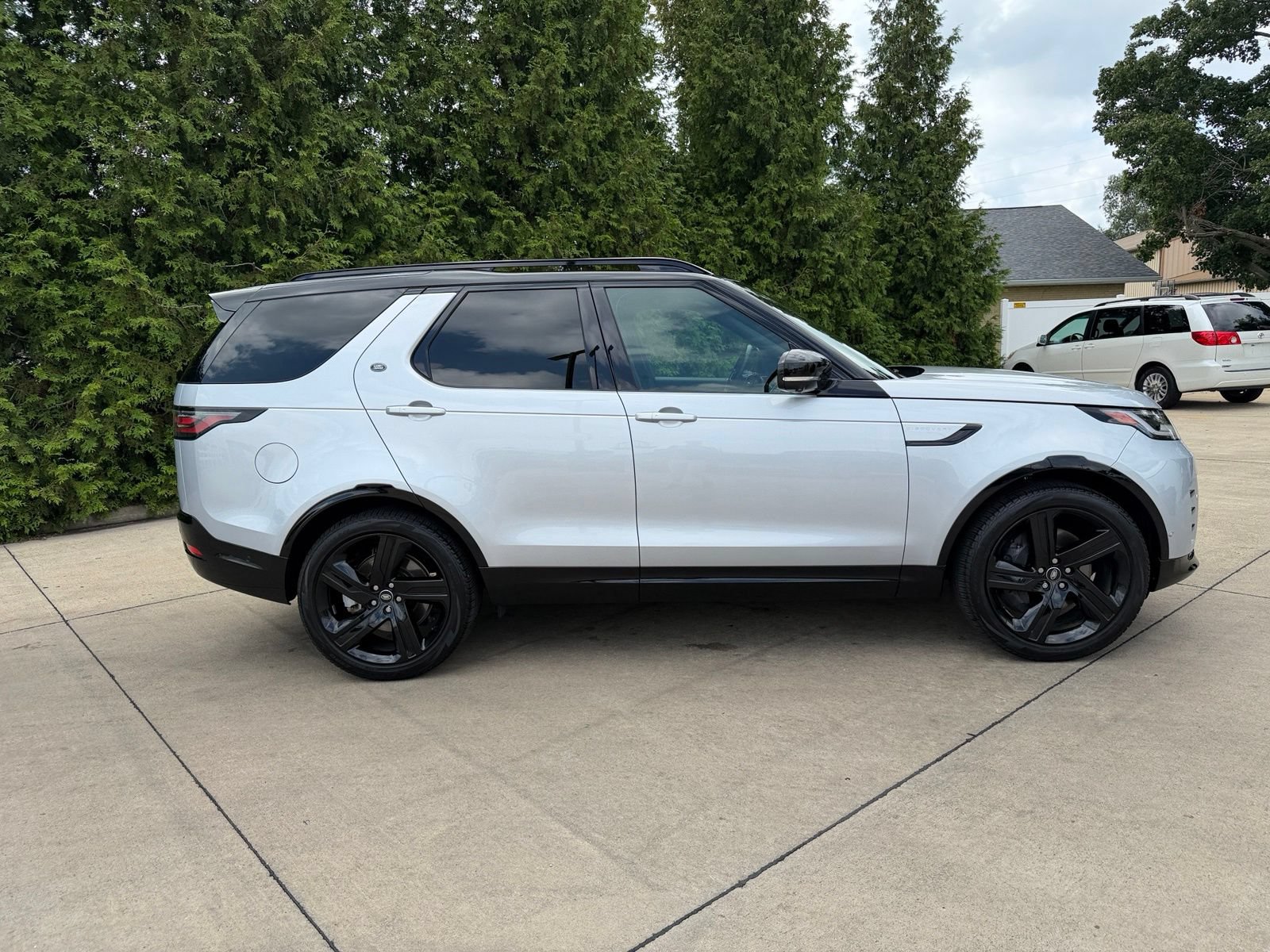Used 2024 Land Rover Discovery Dynamic SE AWD/4WD image 32