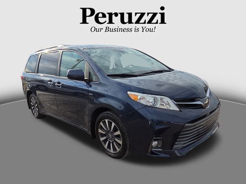 Certified 2019 Toyota Sienna XLE image 1