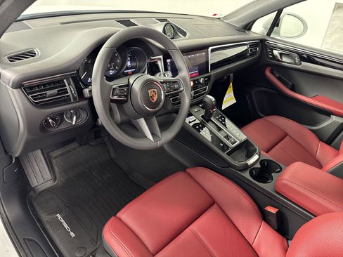 Certified 2025 Porsche Macan image 4