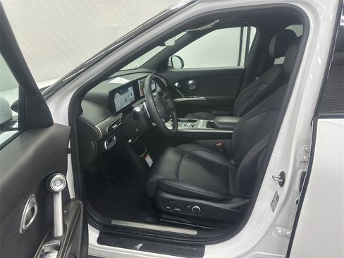 Used 2024 Genesis GV60 RWD image 9