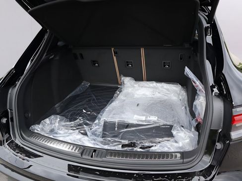 Used 2025 Porsche Macan AWD/4WD image 17