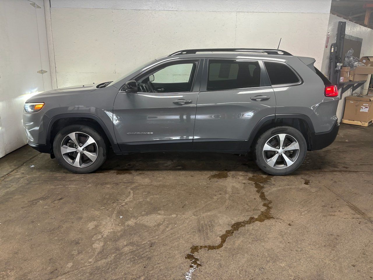 Used 2022 Jeep Cherokee Limited w/ Mopar Interior Package AWD/4WD image 6