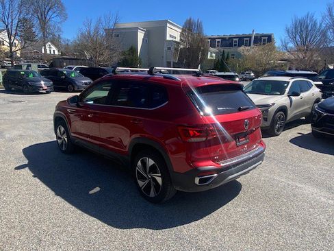 Used 2024 Volkswagen Taos SE w/ Panoramic Sunroof Package AWD/4WD image 6