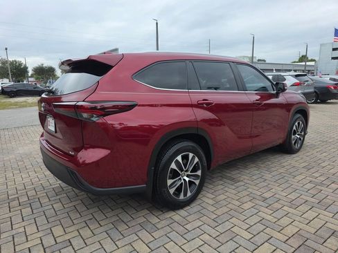 Certified 2024 Toyota Highlander XLE image 11