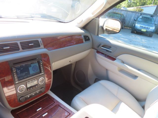 Used 2010 Chevrolet Avalanche LTZ AWD/4WD image 24
