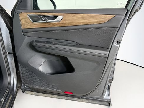 Used 2025 Volkswagen Atlas SE image 33