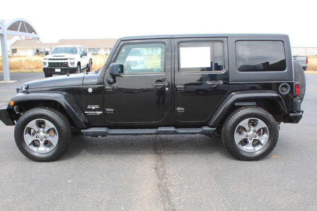 Used 2018 Jeep Wrangler Unlimited Sahara w/ Dual Top Group AWD/4WD image 7