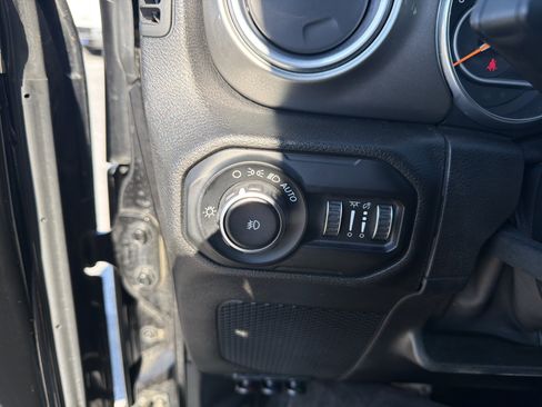 Used 2018 Jeep Wrangler Unlimited Sahara image 29