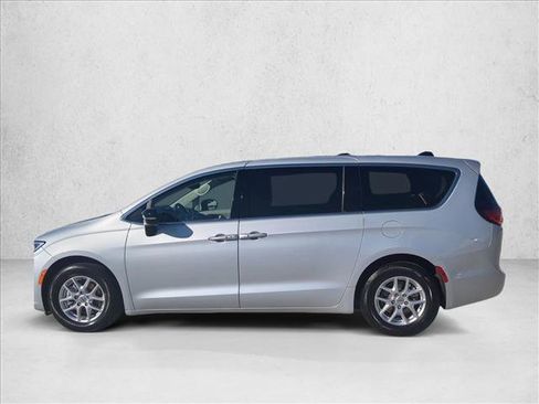 Used 2024 Chrysler Pacifica Touring-L image 9