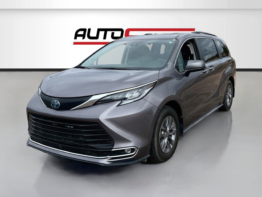 Used 2025 Toyota Sienna XLE w/ XLE Plus Package AWD/4WD image 3