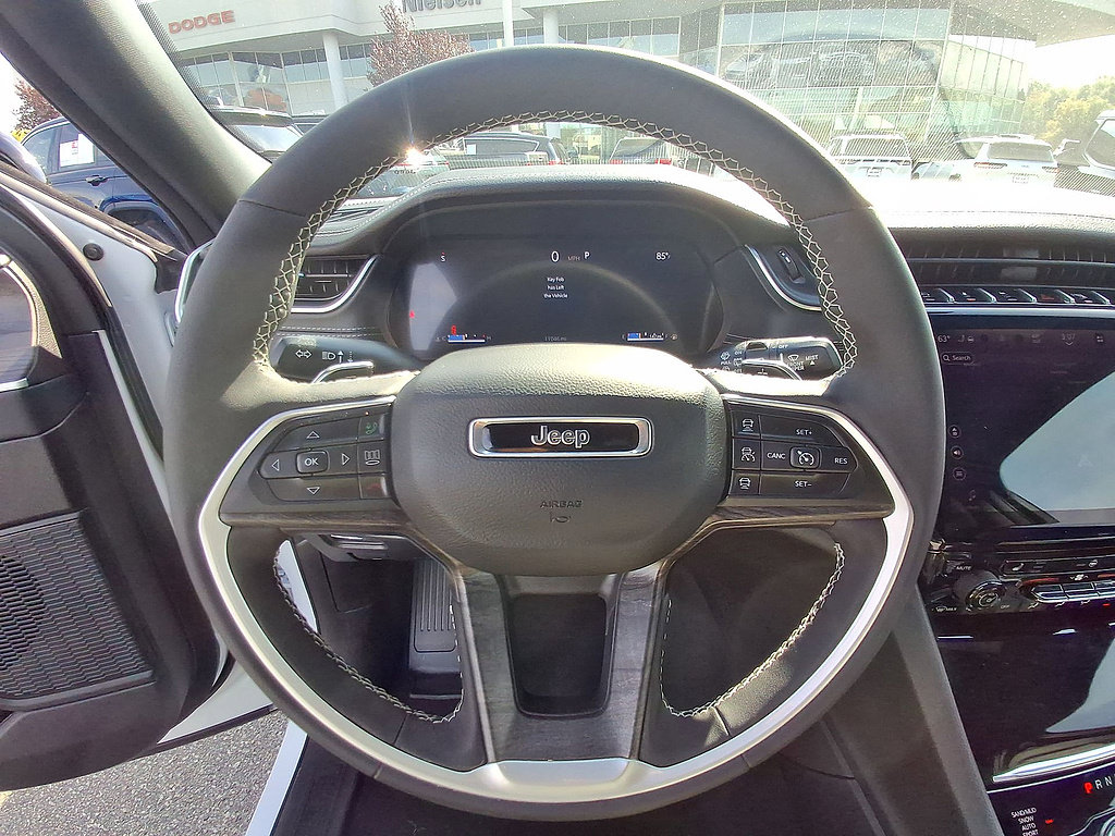 Used 2025 Jeep Grand Cherokee Limited AWD/4WD image 22