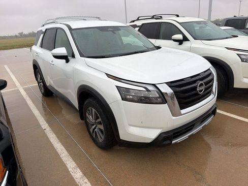 Used 2025 Nissan Pathfinder SL image 3