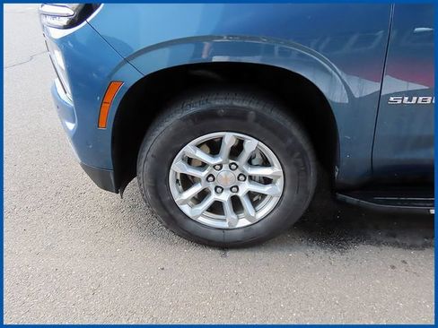 Used 2025 Chevrolet Suburban LT AWD/4WD image 4