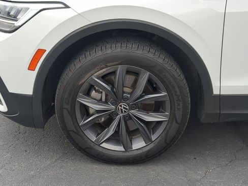 Used 2022 Volkswagen Tiguan SE w/ Panoramic Sunroof Package AWD/4WD image 13