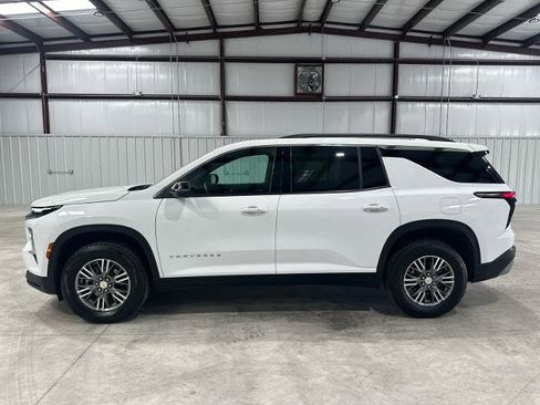 Used 2025 Chevrolet Traverse LT FWD image 2
