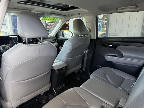 Used 2021 Toyota Highlander XLE FWD image 12