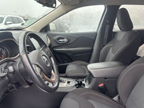 Used 2016 Jeep Cherokee Latitude w/ Cold Weather Group image 11