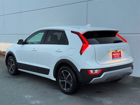 Used 2023 Kia Niro LX image 5