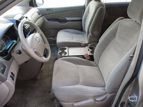 Used 2005 Toyota Sienna LE w/ LE Pkg 1 FWD image 13