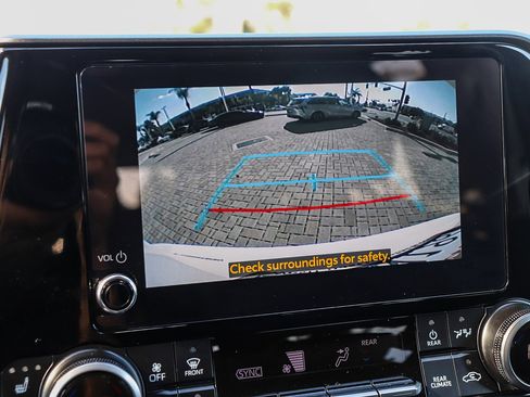 Used 2025 Toyota Highlander XLE image 25