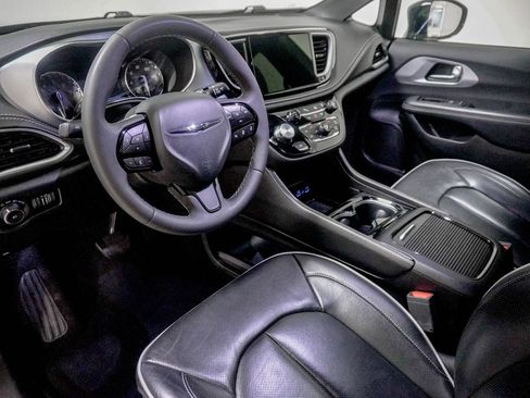 Used 2025 Chrysler Pacifica Limited FWD image 22