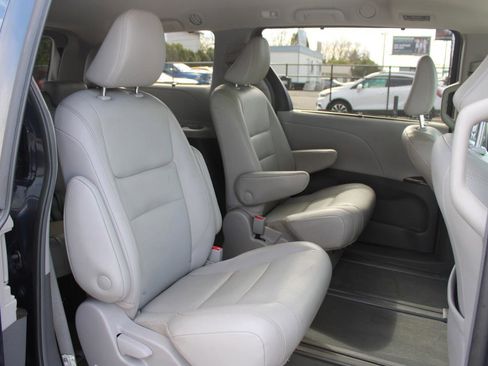 Used 2019 Toyota Sienna XLE w/ XLE Navigation Package image 16