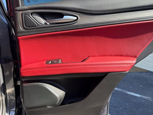 Used 2021 Alfa Romeo Stelvio Ti w/ Nero Edizione image 18