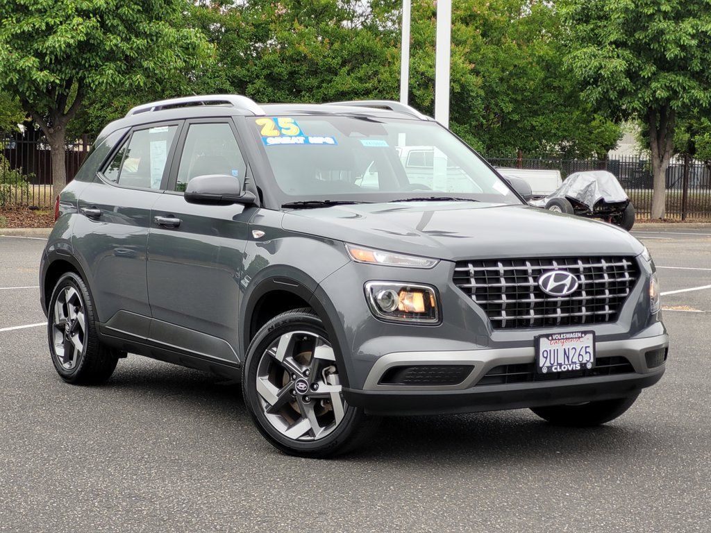 Used 2025 Hyundai Venue SEL FWD image 2