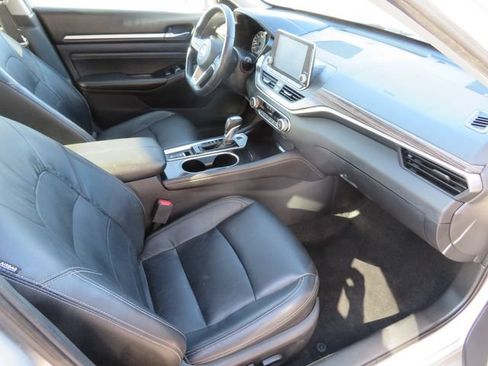 Used 2020 Nissan Altima 2.5 SL FWD image 13