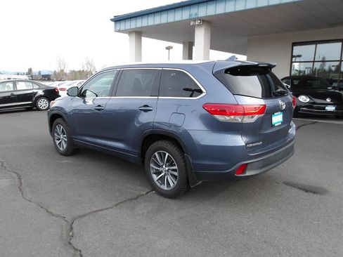 Used 2017 Toyota Highlander XLE w/ Carpet Mat Package AWD/4WD image 3