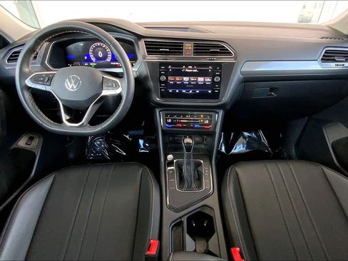 Used 2023 Volkswagen Tiguan SE w/ Panoramic Sunroof Package FWD image 17
