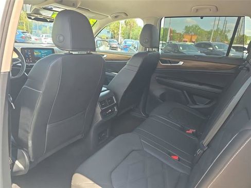 Used 2025 Volkswagen Atlas SE FWD image 12