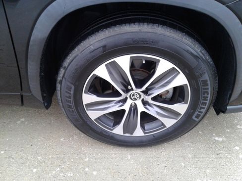 Used 2021 Toyota Highlander XLE image 9