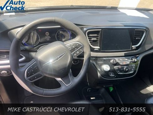 Used 2025 Chrysler Pacifica Select FWD image 9