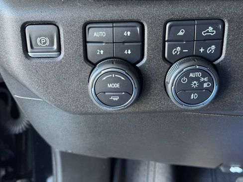 Used 2024 Chevrolet Silverado 2500 ZR2 w/ Technology Package AWD/4WD image 36