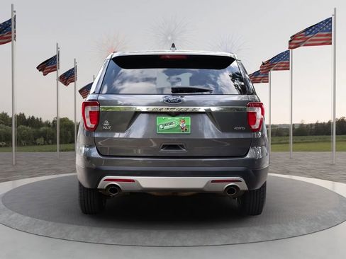 Used 2017 Ford Explorer XLT image 8