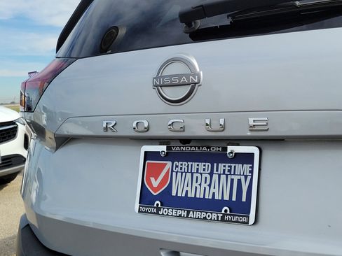 Used 2023 Nissan Rogue SV image 6