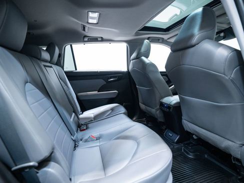 Certified 2022 Toyota Highlander XLE image 33