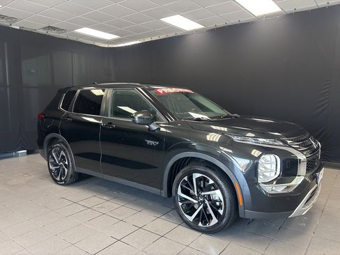 Used 2023 Mitsubishi Outlander SE image 1